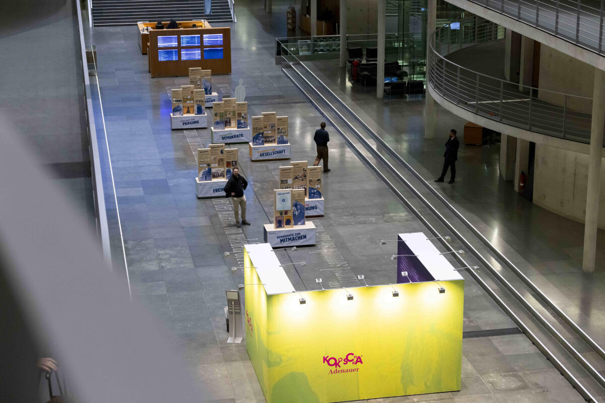  Anlässlich des 150. Geburtstages von Konrad Adenauer zeigt der Deutsche Bundestag die Wanderausstellung „Demokratie, Freiheit, Europa. Konrad Adenauer“ der Stiftung Bundeskanzler-Adenauer-Haus. Hier Blick von oben auf Besucherinnen und Besucher in der Wanderausstellung sowie auf das Kabinett, in dem zugleich das Adenauer-Portrait von Oskar Kokoschka aus der Kunstsammlung des Deutschen Bundestages gezeigt wurde.