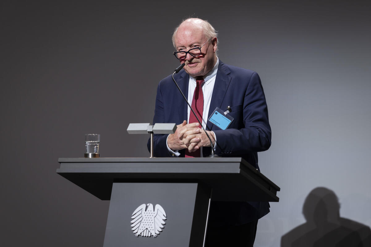 Anlässlich des 150. Geburtstages von Konrad Adenauer zeigt der Deutsche Bundestag die Wanderausstellung „Demokratie, Freiheit, Europa. Konrad Adenauer“ der Stiftung Bundeskanzler-Adenauer-Haus. Hier Konrad Adenauer (im Bild), Enkel des ersten Bundeskanzlers Konrad Adenauer, Mitglied im Vorstand der Stiftung Bundeskanzler-Adenauer-Haus, während seiner Schlussworte.