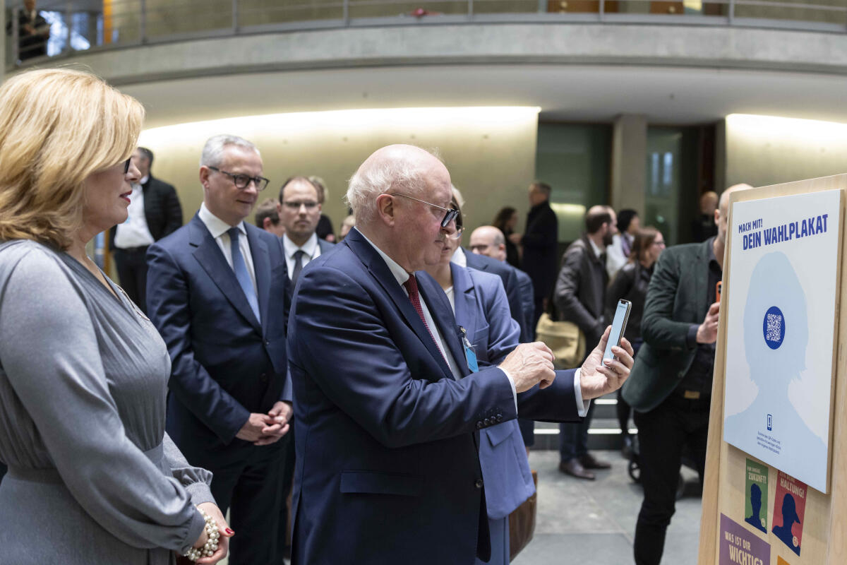 Klöckner, Julia Anlässlich des 150. Geburtstages von Konrad Adenauer zeigt der Deutsche Bundestag die Wanderausstellung „Demokratie, Freiheit, Europa. Konrad Adenauer“ der Stiftung Bundeskanzler-Adenauer-Haus. Hier erstellt während eines Rundganges durch die Ausstellung mit Bundestagspräsidentin Julia Klöckner (l), CDU/CSU, MdB, Konrad Adenauer (m), Enkel des ersten Bundeskanzlers Konrad Adenauer, Mitglied im Vorstand der Stiftung Bundeskanzler-Adenauer-Haus, ein Wahlplakat von sich mittels QR-Code und Smartphone.