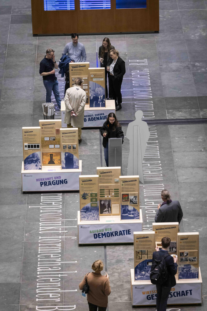  Anlässlich des 150. Geburtstages von Konrad Adenauer zeigt der Deutsche Bundestag die Wanderausstellung „Demokratie, Freiheit, Europa. Konrad Adenauer“ der Stiftung Bundeskanzler-Adenauer-Haus. Hier Besucherinnen und Besucher in der Ausstellung.
