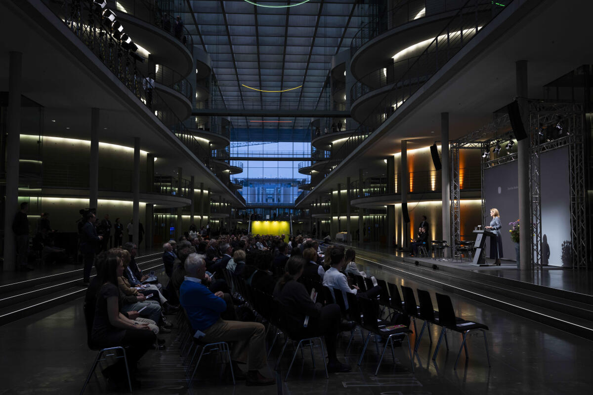 Klöckner, Julia Anlässlich des 150. Geburtstages von Konrad Adenauer zeigt der Deutsche Bundestag die Wanderausstellung „Demokratie, Freiheit, Europa. Konrad Adenauer“ der Stiftung Bundeskanzler-Adenauer-Haus. Hier Blick über die Veranstaltung während der Eröffnungsrede von Bundestagspräsidentin Julia Klöckner (r), CDU/CSU, MdB.