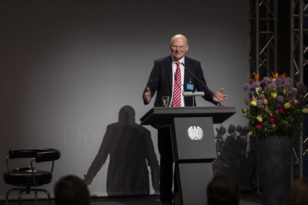  Anlässlich des 150. Geburtstages von Konrad Adenauer zeigt der Deutsche Bundestag die Wanderausstellung „Demokratie, Freiheit, Europa. Konrad Adenauer“ der Stiftung Bundeskanzler-Adenauer-Haus. Hier hält Dr. Stefan Vesper (im Bild), Vorstandsvorsitzender der Stiftung Bundeskanzler-Adenauer-Haus, bei seinem Grußwort.
