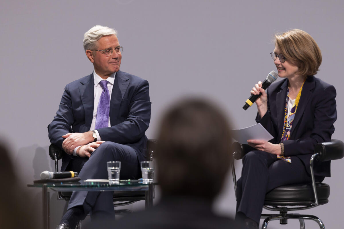 Röttgen, Norbert Anlässlich des 150. Geburtstages von Konrad Adenauer zeigt der Deutsche Bundestag die Wanderausstellung „Demokratie, Freiheit, Europa. Konrad Adenauer“ der Stiftung Bundeskanzler-Adenauer-Haus. Hier Übersicht über die Veranstaltung während des Podiumsgesprächs „Demokratie – Freiheit – Europa: Zur bleibenden Bedeutung des ersten deutschen Bundeskanzlers Dr. Konrad Adenauer“ mit Bruno Le Maire (nicht im Bild), ehemaliger französischer Minister, Dr. Norbert Röttgen (l), CDU/CSU, MdB, und Moderatorin Dr. Sabine Schößler (r), Geschäftsführerin der Stiftung Bundeskanzler-Adenauer-Haus.