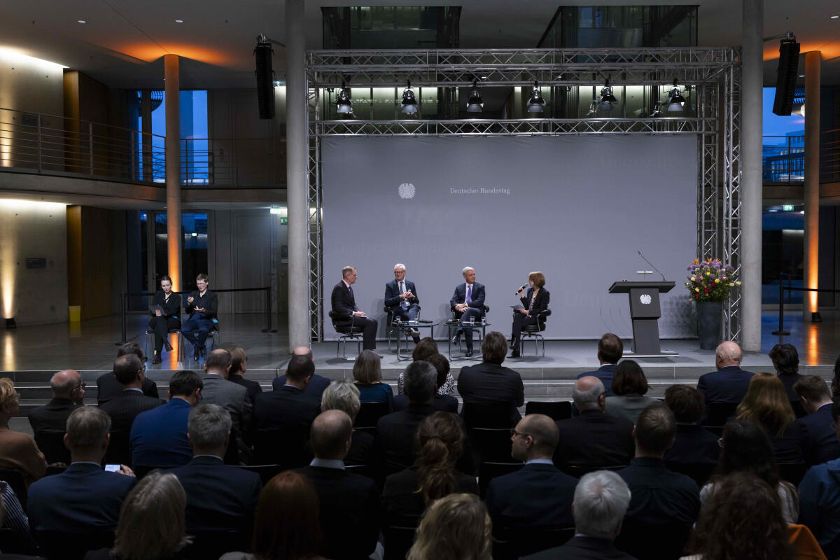 Röttgen, Norbert Anlässlich des 150. Geburtstages von Konrad Adenauer zeigt der Deutsche Bundestag die Wanderausstellung „Demokratie, Freiheit, Europa. Konrad Adenauer“ der Stiftung Bundeskanzler-Adenauer-Haus. Hier Übersicht über die Veranstaltung während des Podiumsgesprächs „Demokratie – Freiheit – Europa: Zur bleibenden Bedeutung des ersten deutschen Bundeskanzlers Dr. Konrad Adenauer“ mit Bruno Le Maire (3vr), ehemaliger französischer Minister, Dr. Norbert Röttgen (2vr), CDU/CSU, MdB, und Moderatorin Dr. Sabine Schößler (r), Geschäftsführerin der Stiftung Bundeskanzler-Adenauer-Haus.