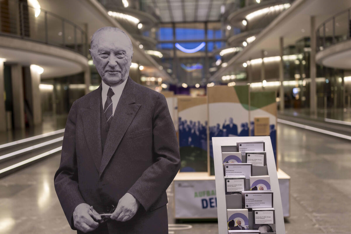  Anlässlich des 150. Geburtstages von Konrad Adenauer zeigt der Deutsche Bundestag die Wanderausstellung „Demokratie, Freiheit, Europa. Konrad Adenauer“ der Stiftung Bundeskanzler-Adenauer-Haus. Hier Blick auf die Ausstellung in der Halle des Paul-Löbe-Hauses.
