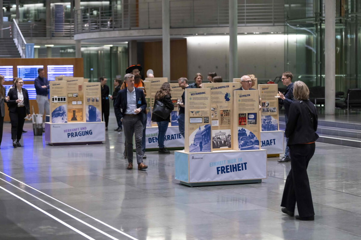  Anlässlich des 150. Geburtstages von Konrad Adenauer zeigt der Deutsche Bundestag die Wanderausstellung „Demokratie, Freiheit, Europa. Konrad Adenauer“ der Stiftung Bundeskanzler-Adenauer-Haus. Hier Besucherinnen und Besucher in der Ausstellung.