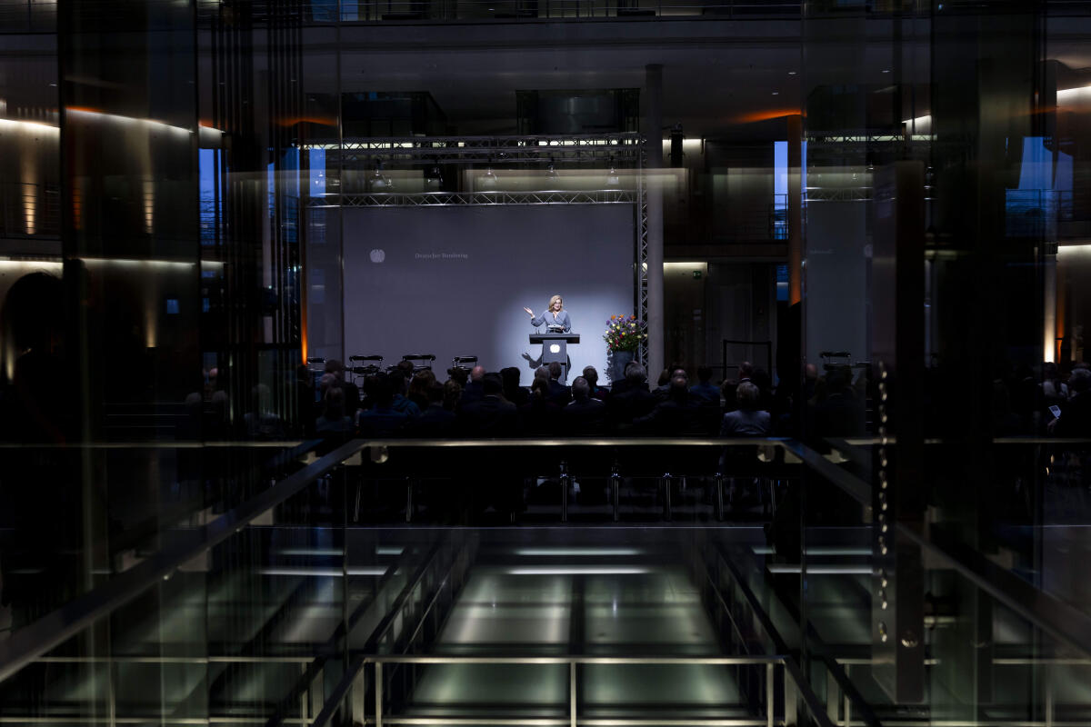 Klöckner, Julia Anlässlich des 150. Geburtstages von Konrad Adenauer zeigt der Deutsche Bundestag die Wanderausstellung „Demokratie, Freiheit, Europa. Konrad Adenauer“ der Stiftung Bundeskanzler-Adenauer-Haus. Hier Bundestagspräsidentin Julia Klöckner (m), CDU/CSU, MdB, während ihrer Eröffnungsrede.
