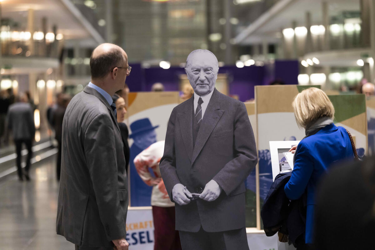  Anlässlich des 150. Geburtstages von Konrad Adenauer zeigt der Deutsche Bundestag die Wanderausstellung „Demokratie, Freiheit, Europa. Konrad Adenauer“ der Stiftung Bundeskanzler-Adenauer-Haus. Hier Besucherinnen und Besucher in der Ausstellung.