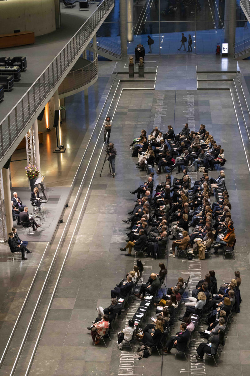  Anlässlich des 150. Geburtstages von Konrad Adenauer zeigt der Deutsche Bundestag die Wanderausstellung „Demokratie, Freiheit, Europa. Konrad Adenauer“ der Stiftung Bundeskanzler-Adenauer-Haus. Hier Übersicht über die Veranstaltung während des Podiumsgesprächs „Demokratie – Freiheit – Europa: Zur bleibenden Bedeutung des ersten deutschen Bundeskanzlers Dr. Konrad Adenauer“ mit Bruno Le Maire, ehemaliger französischer Minister, und Dr. Norbert Röttgen, CDU/CSU, MdB.