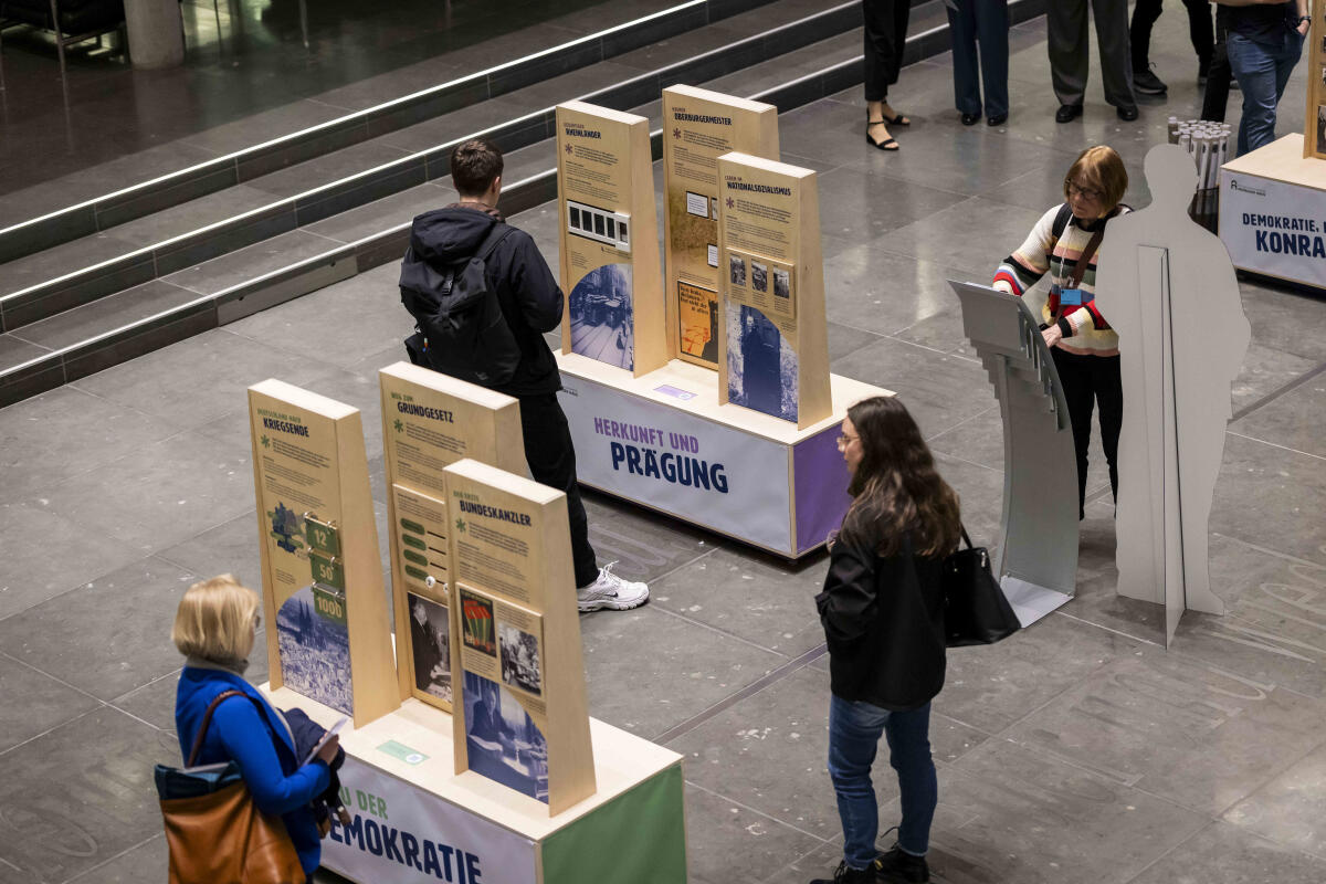  Anlässlich des 150. Geburtstages von Konrad Adenauer zeigt der Deutsche Bundestag die Wanderausstellung „Demokratie, Freiheit, Europa. Konrad Adenauer“ der Stiftung Bundeskanzler-Adenauer-Haus. Hier Besucherinnen und Besucher in der Ausstellung.