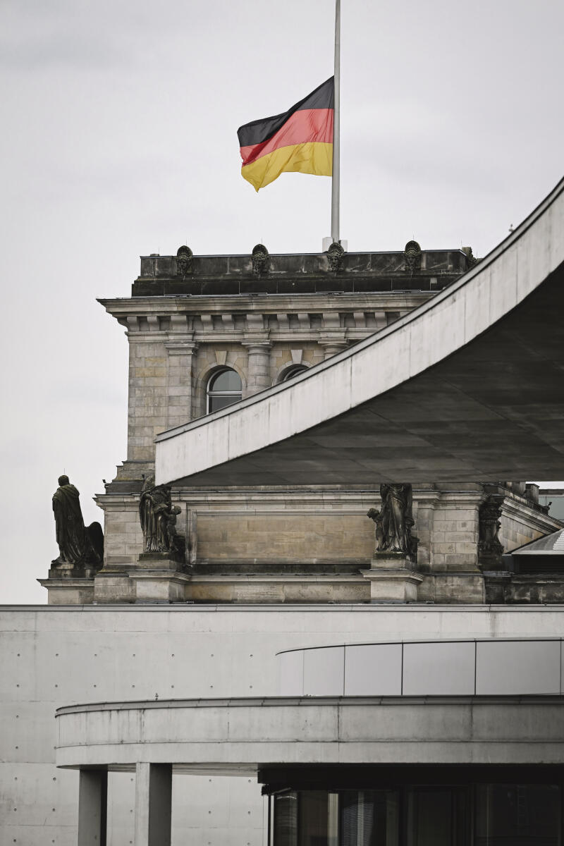  Flaggen wehen auf Halbmast auf dem Reichstagsgebäude.