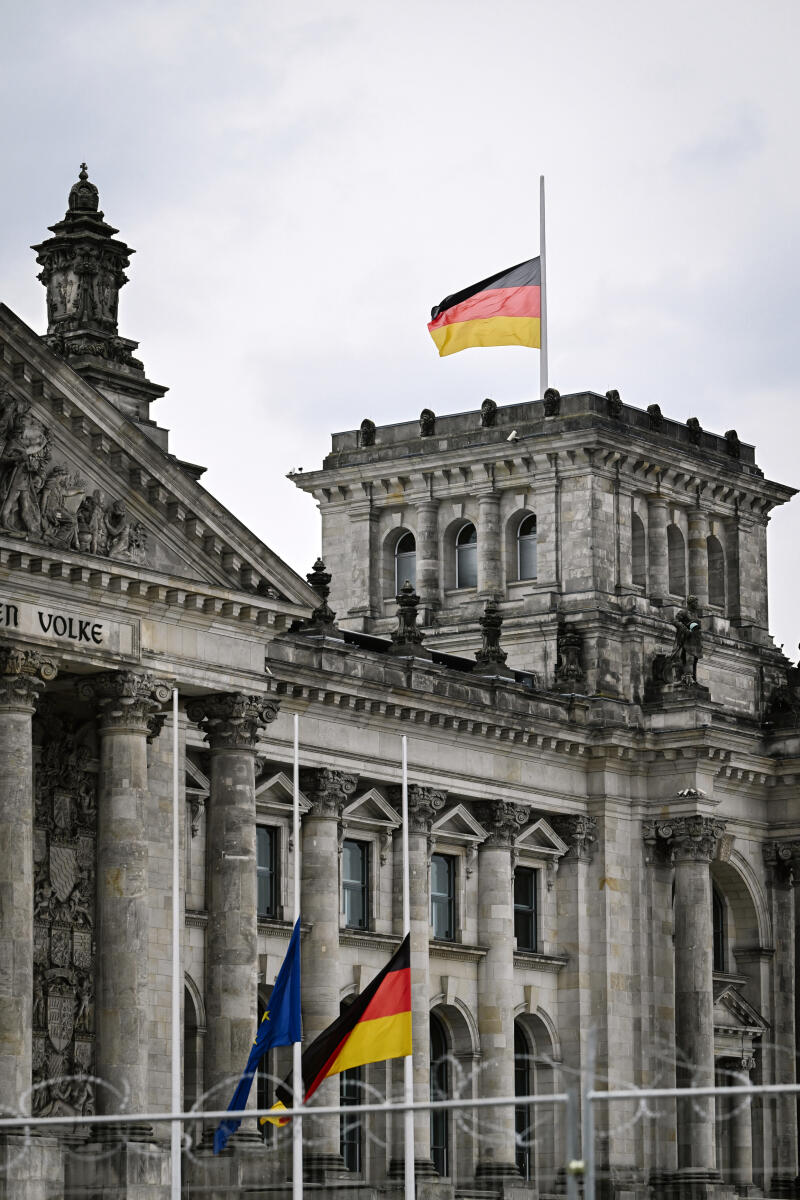  Flaggen wehen auf Halbmast auf dem Reichstagsgebäude.