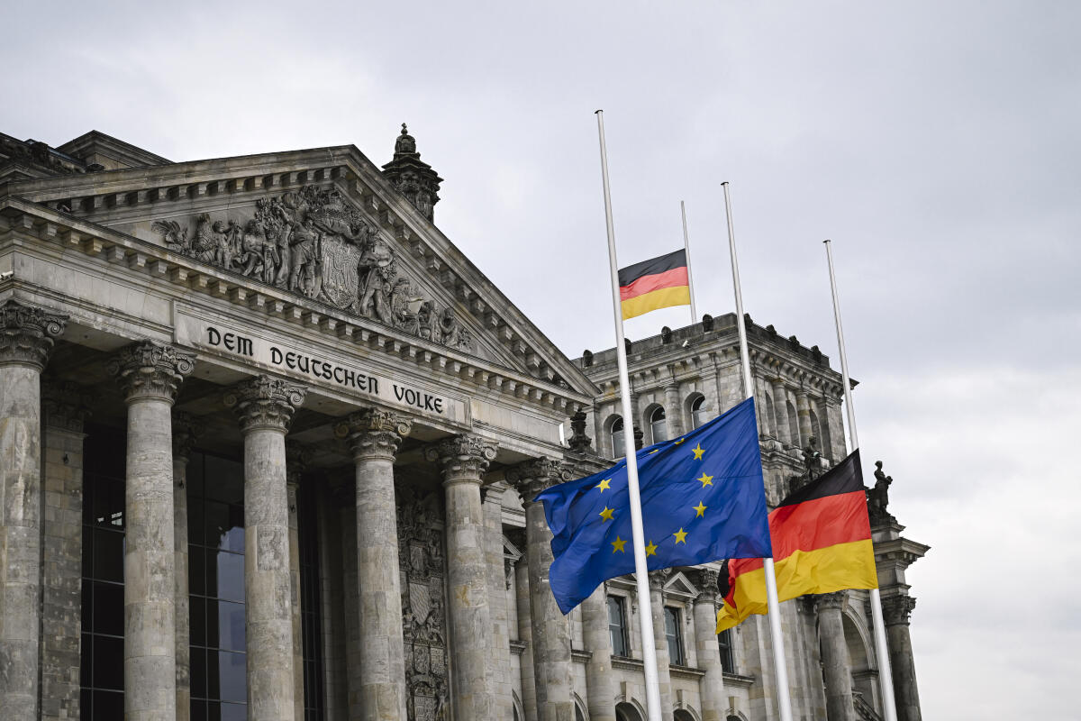  Flaggen wehen auf Halbmast auf dem Reichstagsgebäude.