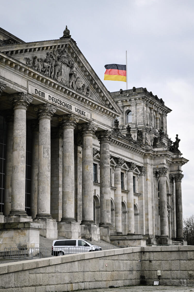  Flaggen wehen auf Halbmast auf dem Reichstagsgebäude.