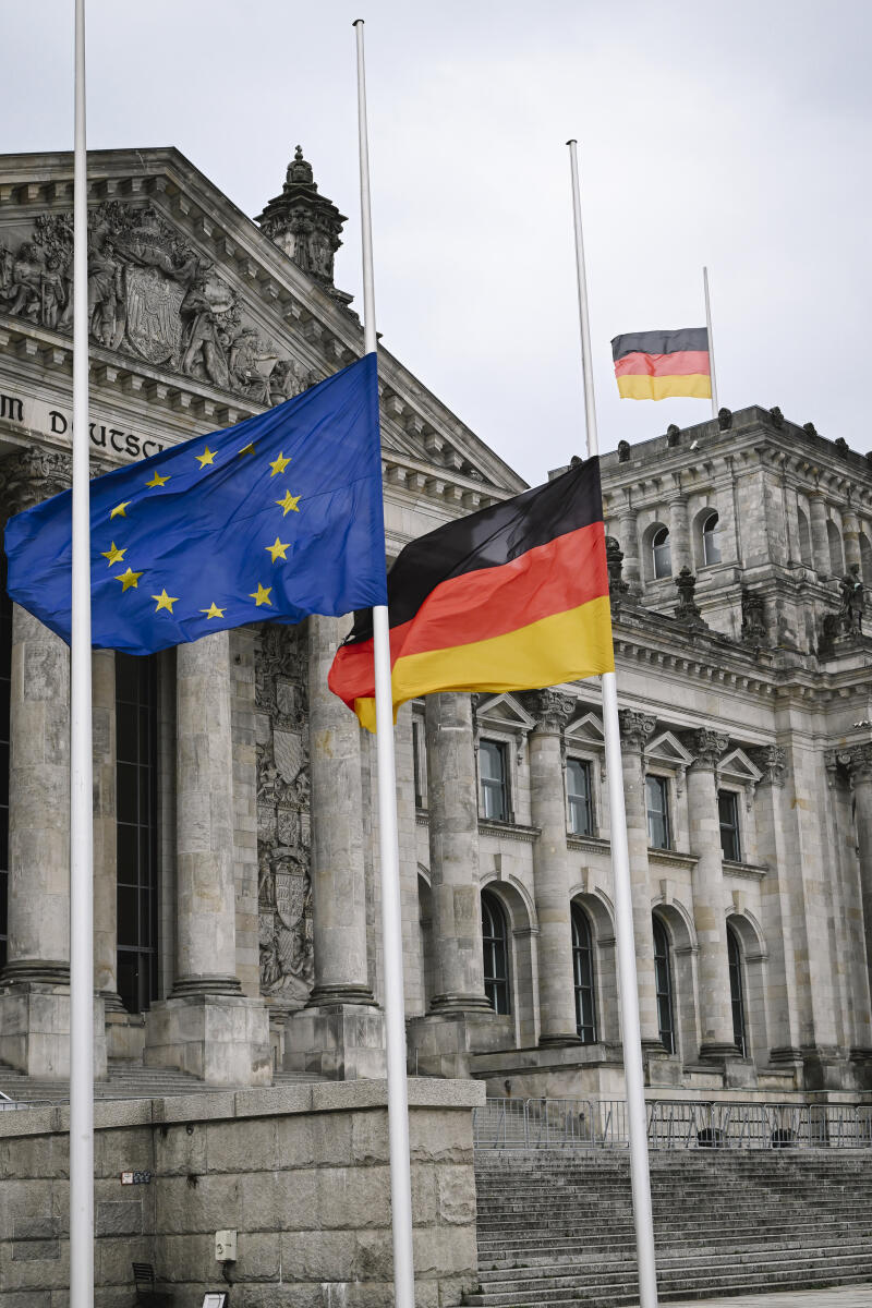  Flaggen wehen auf Halbmast auf dem Reichstagsgebäude.