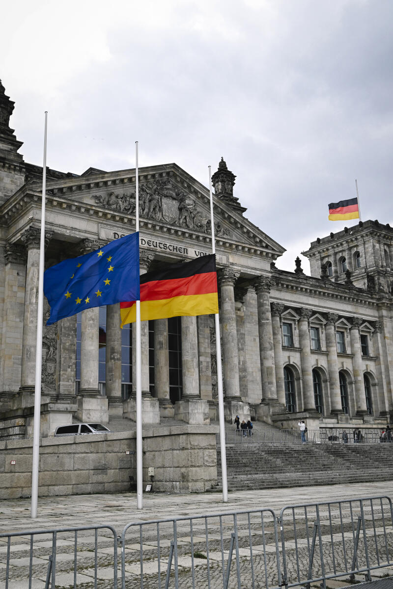  Flaggen wehen auf Halbmast auf dem Reichstagsgebäude.