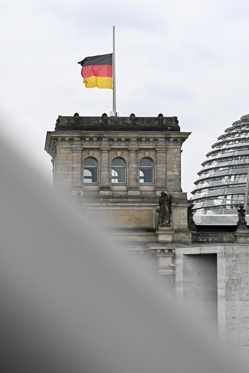  Flaggen wehen auf Halbmast auf dem Reichstagsgebäude.