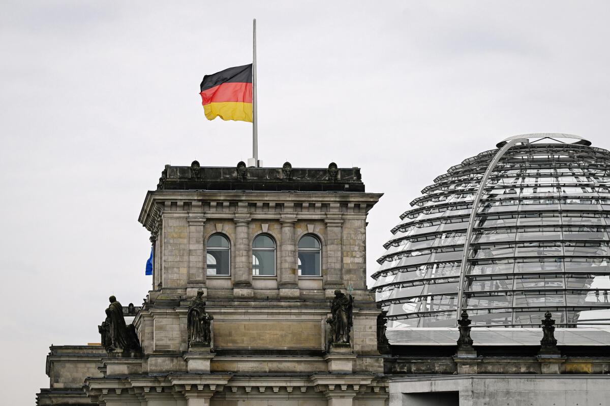  Flaggen wehen auf Halbmast auf dem Reichstagsgebäude.