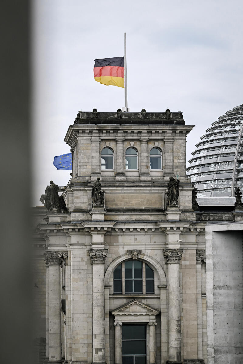  Flaggen wehen auf Halbmast auf dem Reichstagsgebäude.