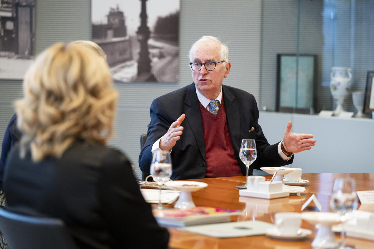 Klöckner, Julia Bundestagspräsidentin Julia Klöckner (2vr), CDU/CSU, MdB, empfängt Teilnehmer der Initiative „3. Oktober – Deutschland singt und klingt“, zu einem Gespräch.