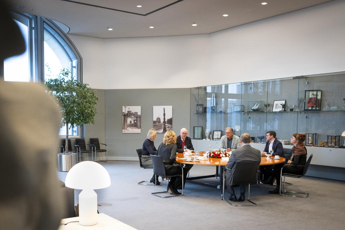 Klöckner, Julia Bundestagspräsidentin Julia Klöckner (2vr), CDU/CSU, MdB, empfängt Teilnehmer der Initiative „3. Oktober – Deutschland singt und klingt“, zu einem Gespräch.