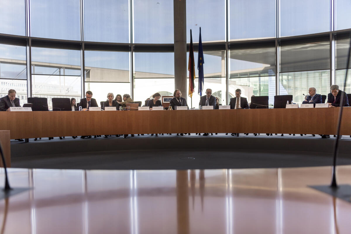 Hofreiter, Anton; Merz, Friedrich Bundeskanzler Friedrich Merz, CDU/CSU, MdB zu Gast im Ausschuss für die Angelegenheiten der Europäischen Union und im Gespräch mit dem Ausschussvorsitzenden Dr. Anton Hofreiter, Bündnis 90 die Grünen, MdB