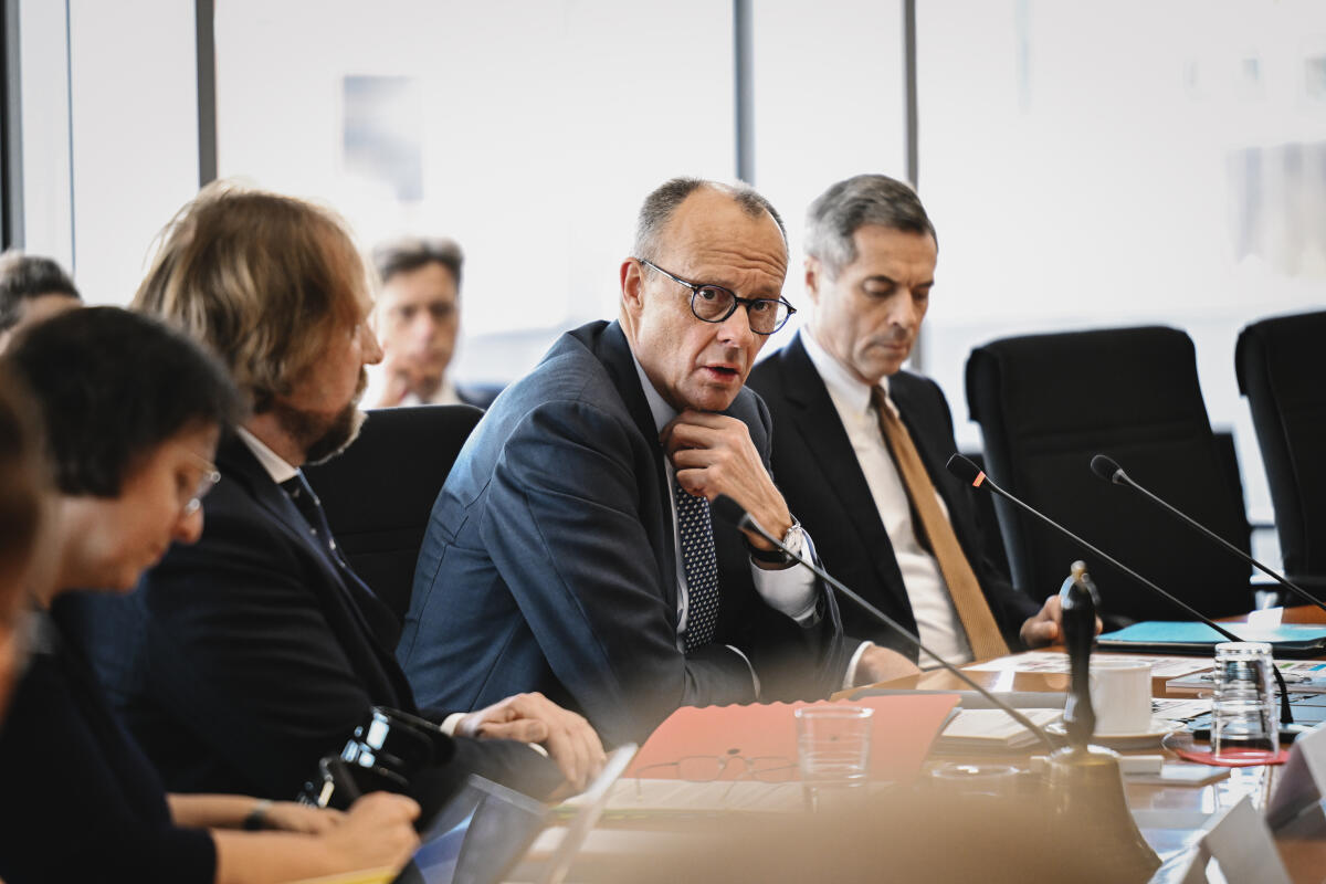 Hofreiter, Anton; Merz, Friedrich Bundeskanzler Friedrich Merz, CDU/CSU, MdB zu Gast im Ausschuss für die Angelegenheiten der Europäischen Union und im Gespräch mit dem Ausschussvorsitzenden Dr. Anton Hofreiter, Bündnis 90 die Grünen, MdB