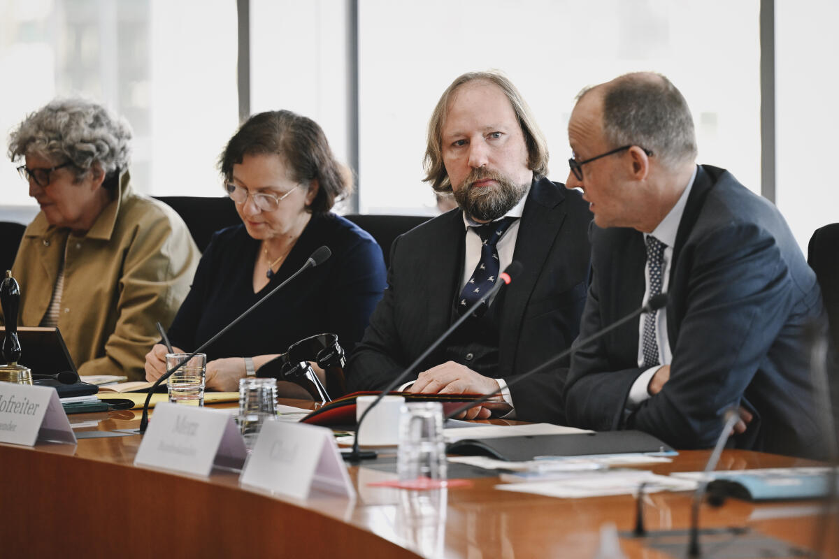 Hofreiter, Anton; Merz, Friedrich Bundeskanzler Friedrich Merz, CDU/CSU, MdB zu Gast im Ausschuss für die Angelegenheiten der Europäischen Union und im Gespräch mit dem Ausschussvorsitzenden Dr. Anton Hofreiter, Bündnis 90 die Grünen, MdB