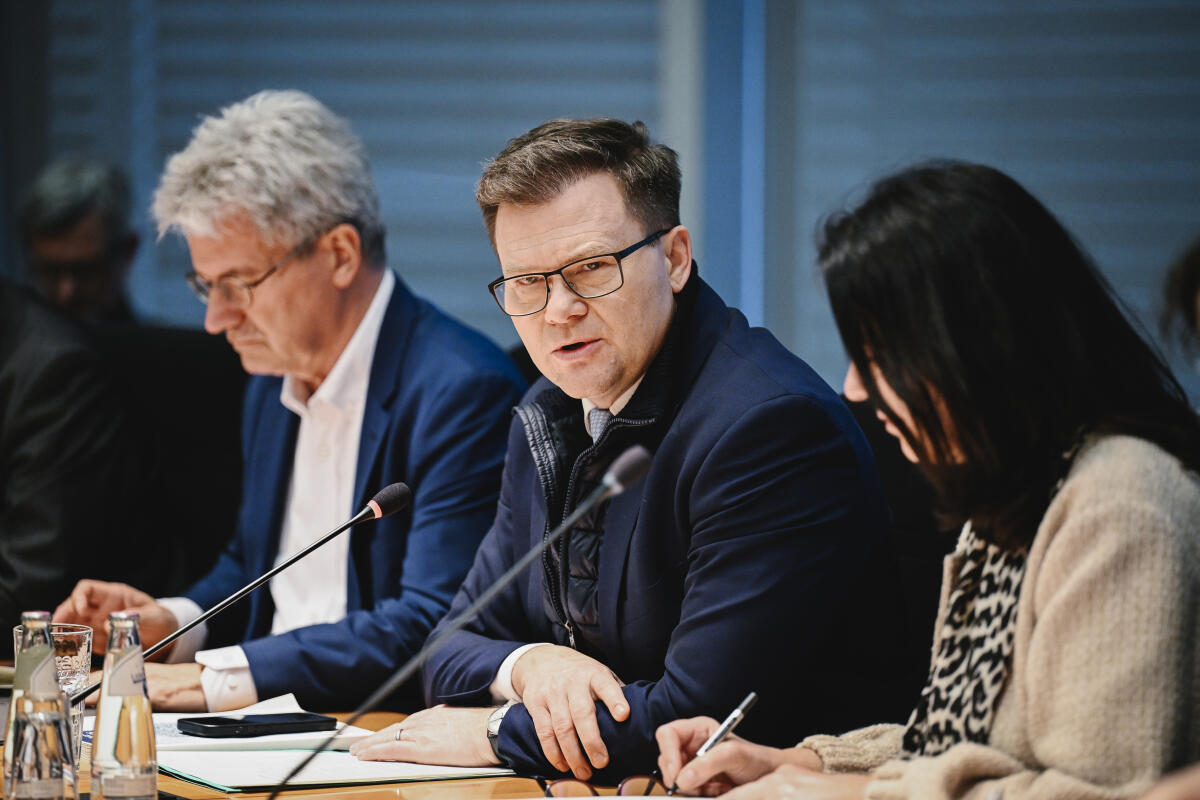 Winkelmeier-Becker, Elisabeth; Schneider, Carsten Vorsitzende des Parlamentarischen Beirats für nachhaltige Entwicklung und Zukunftsfragen, Elisabeth Winkelmeier-Becker, CDU/CSU, MdB im Gespräch mit dem Bundesminister für Umwelt, Klimaschutz, Naturschutz und nukleare Sicherheit, Carsten Schneider. SPD, MdB