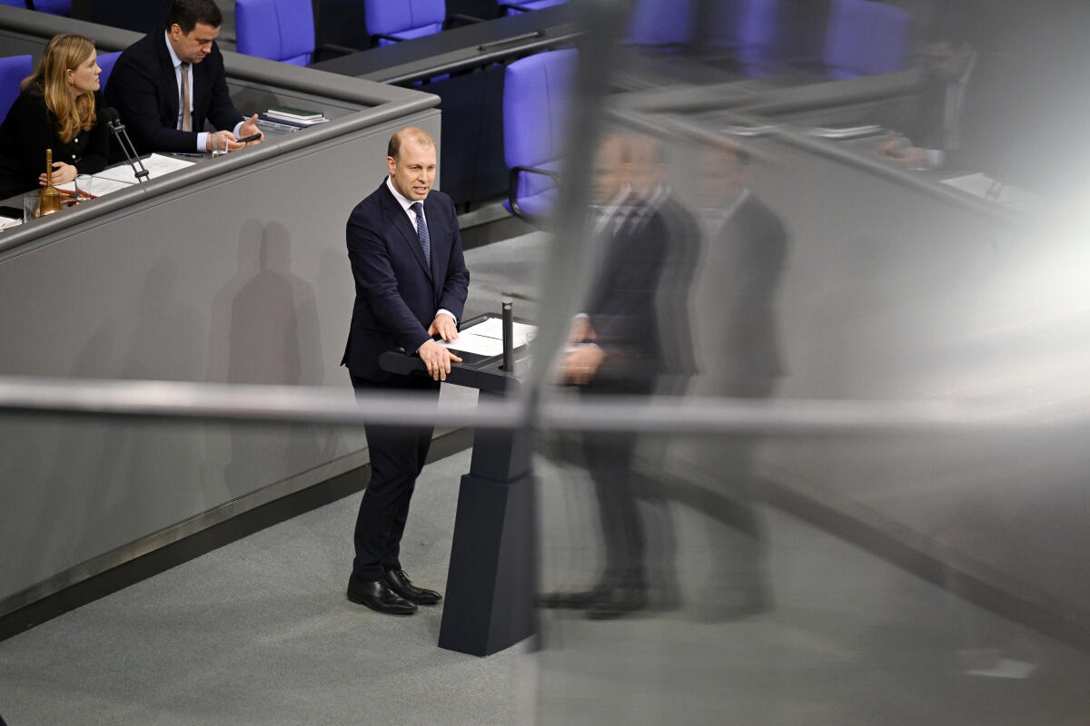 Preisendanz, David Dr. David Preisendanz, CDU/CSU, MdB zum TOP 3- Beratung des von der Bundesregierung eingebrachten Entwurfs eines Gesetzes zur Neuordnung aufsichtsrechtlicher Verfahren und zur Änderung weiterer Vorschriften im Bereich der rechtsberatenden Berufe