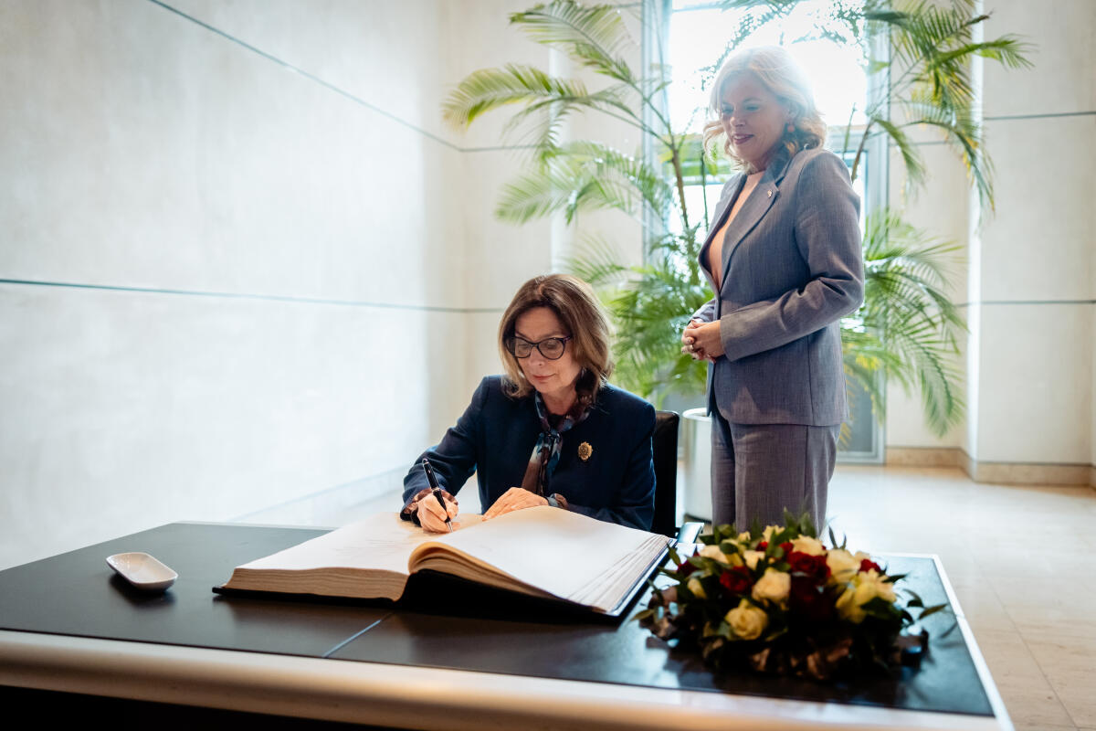Klöckner, Julia Bundestagspräsidentin Julia Klöckner (r), CDU/CSU, MdB, empfängt die Senatsmarschallin der Republik Polen Małgorzata Kidawa-Błońska (l) zum Gespräch. Hier während des Gästebucheintrages.