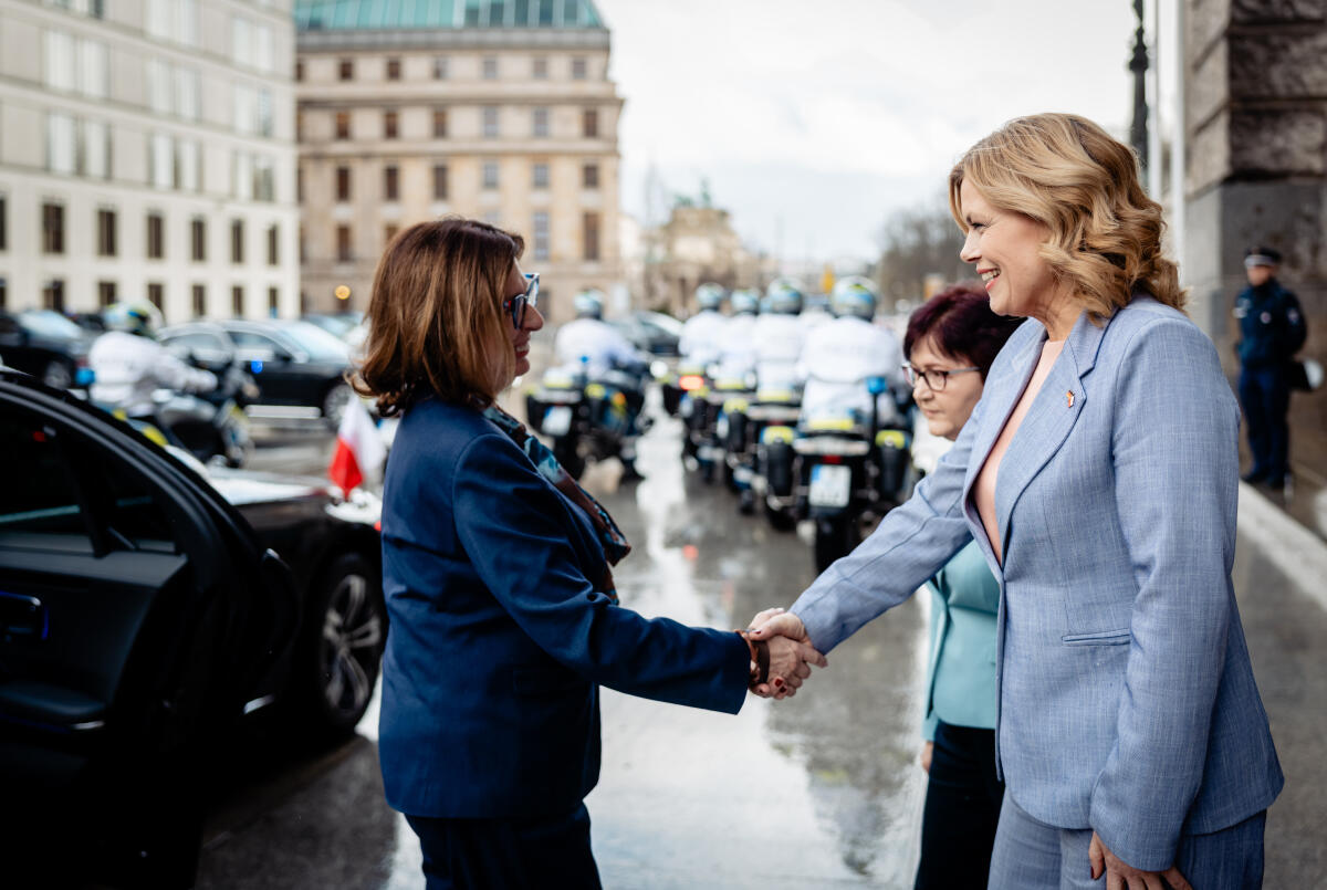 Klöckner, Julia Bundestagspräsidentin Julia Klöckner (r), CDU/CSU, MdB, empfängt die Senatsmarschallin der Republik Polen Małgorzata Kidawa-Błońska (l) zum Gespräch. Hier bei der Begrüßung.