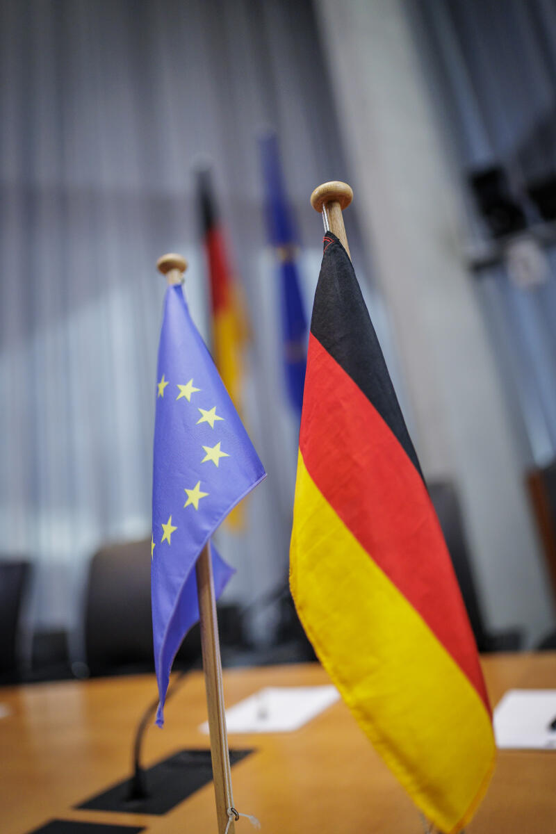  75 Jahre Europäische Menschenrechtskonvention (EMRK): ein europäischer Triumph in Gefahr - Blick auf Tischfähnchen der Europäischen Union und der Bundesrepublik Deutschland.