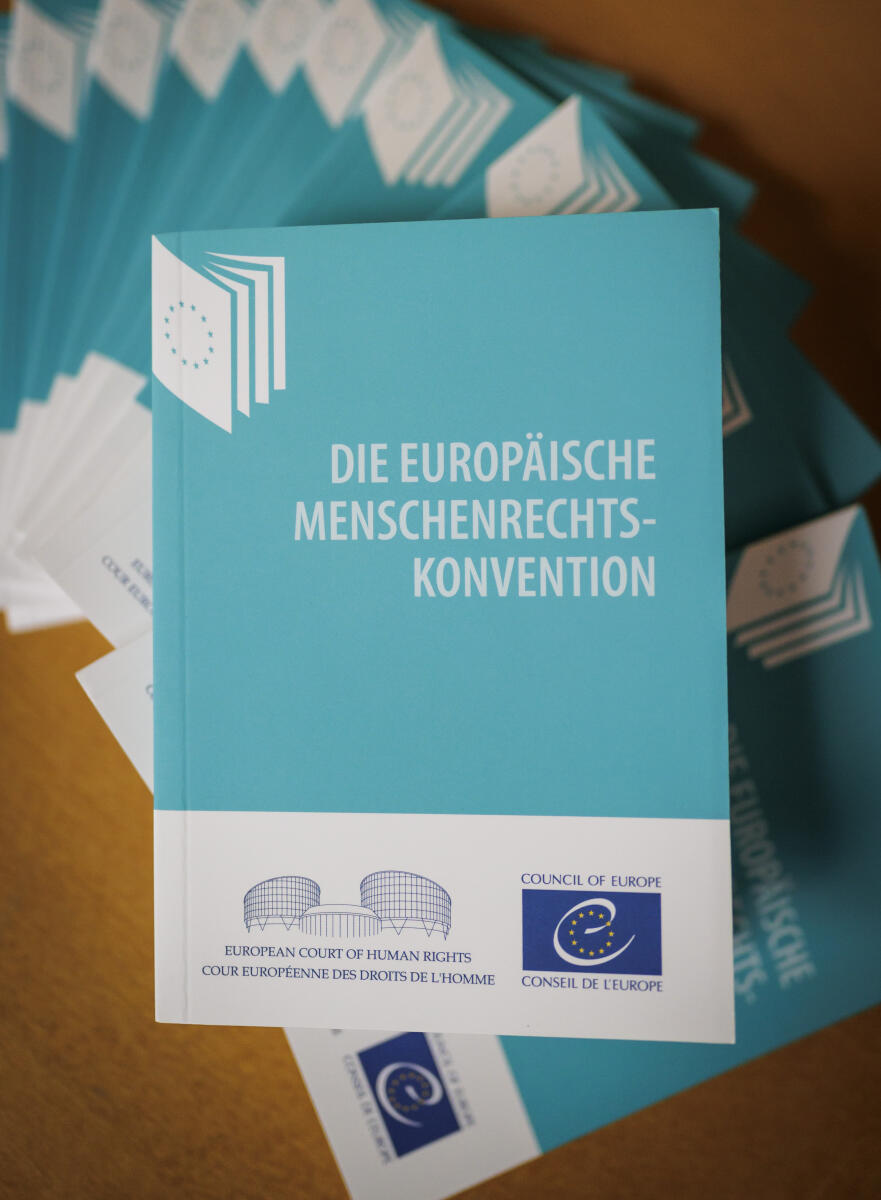  75 Jahre Europäische Menschenrechtskonvention (EMRK): ein europäischer Triumph in Gefahr - Blick auf eine Broschüre der Europäischen Menschenrechtskonvention.