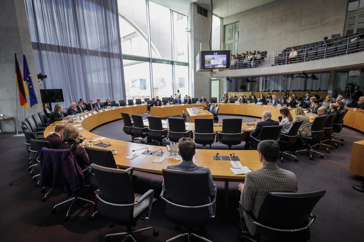  75 Jahre Europäische Menschenrechtskonvention (EMRK): ein europäischer Triumph in Gefahr - Blick in den Saal. 