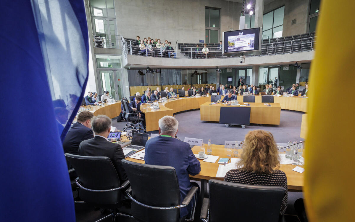  75 Jahre Europäische Menschenrechtskonvention (EMRK): ein europäischer Triumph in Gefahr - Blick in den Saal. 
