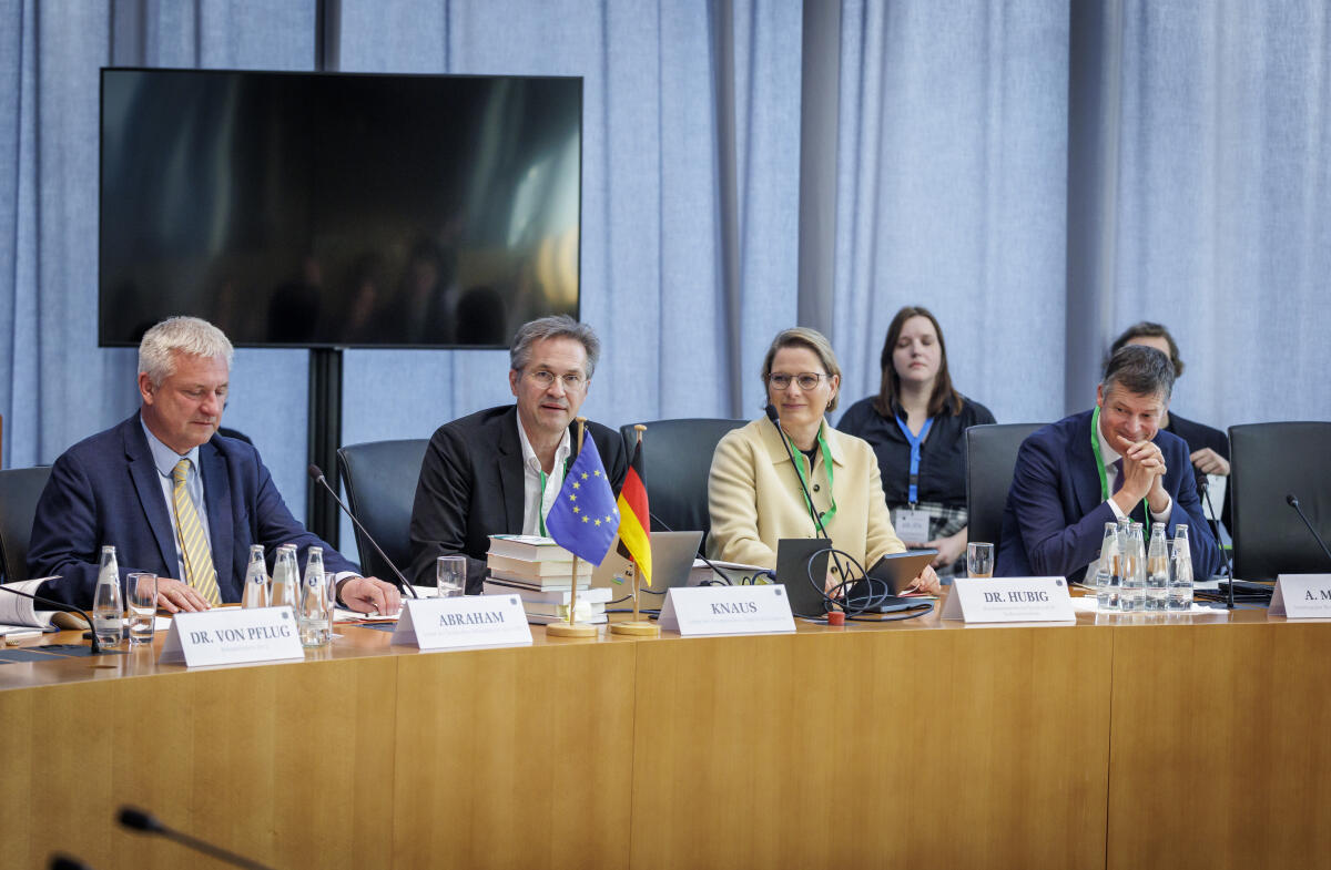 Hubig, Stefanie 75 Jahre Europäische Menschenrechtskonvention (EMRK): ein europäischer Triumph in Gefahr  - Hier (vlnr) Knut Abraham, CDU/CSU, MdB, Leiter der deutschen Delegation in der Parlamentarische Versammlung des Europarates (PVER), Gerald Kraus, Leiter der Europäische Stabilitätsinitiative, Bundesministerin der Justiz und für Verbraucherschutz Dr. Stefanie Hubig, SPD, und Axel Müller, CDU/CSU, MdB, im Rahmen der Konferenz.