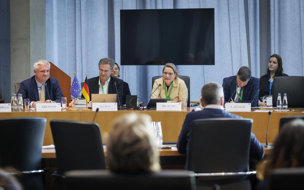 Abraham, Knut 75 Jahre Europäische Menschenrechtskonvention (EMRK): ein europäischer Triumph in Gefahr  - Hier (vlnr) Knut Abraham, CDU/CSU, MdB, Leiter der deutschen Delegation in der Parlamentarische Versammlung des Europarates (PVER), Gerald Kraus, Leiter der Europäische Stabilitätsinitiative, Bundesministerin der Justiz und für Verbraucherschutz Dr. Stefanie Hubig, SPD, und Axel Müller, CDU/CSU, MdB, im Rahmen der Konferenz.