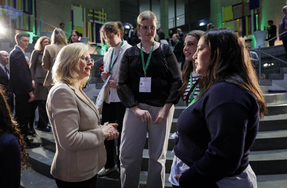  75 Jahre Europäische Menschenrechtskonvention (EMRK): ein europäischer Triumph in Gefahr  - Hier im Rahmen des Abendempfanges Bundestagsvizepräsidentin Andrea Lindholz (l), CDU/CSU, MdB, im Gespräch.