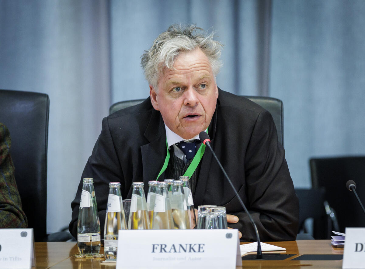  75 Jahre Europäische Menschenrechtskonvention (EMRK): ein europäischer Triumph in Gefahr  - Hier Thomas Franke (im Bild), Journalist und Autor des Buches „Kampf um die Freiheit: Georgien und der lange Arm des Kreml“, im Rahmen der Konferenz.