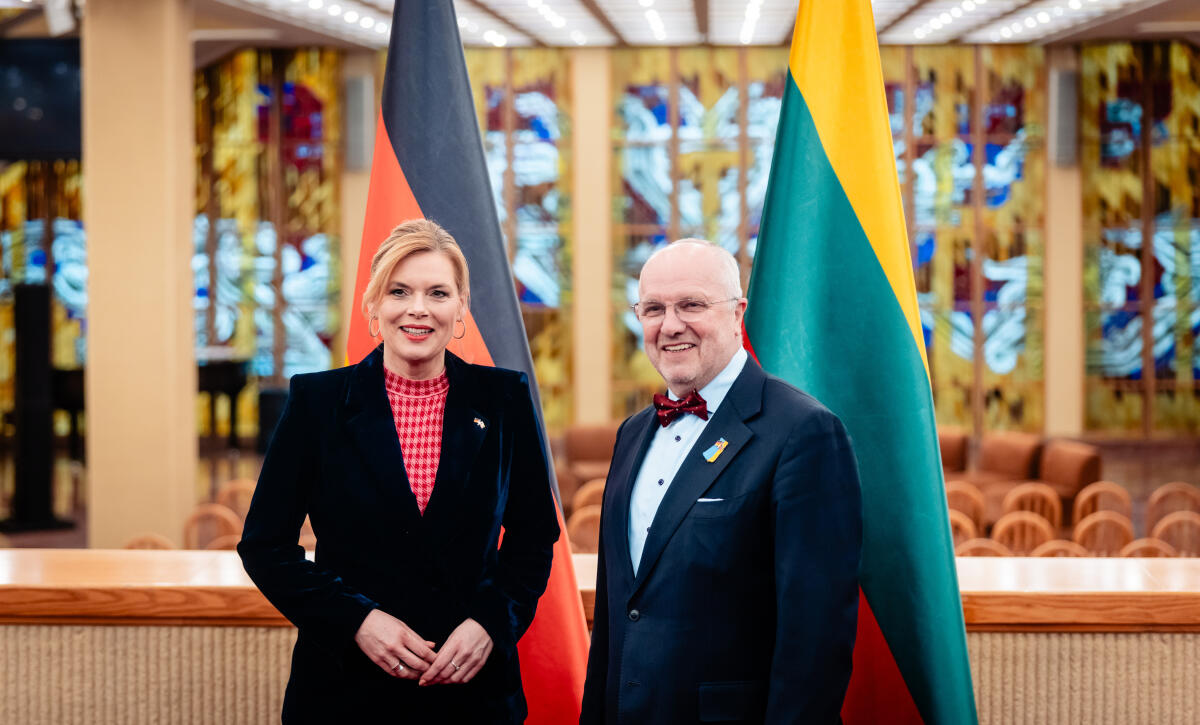 Klöckner, Julia Bundestagspräsidentin Julia Klöckner (l), CDU/CSU, MdB, reist nach Estland und Litauen. Hier in Litauen in der Seimas, dem litauischen Parlament, mit dem Präsidenten der Seimas Juozas Olekas (r).