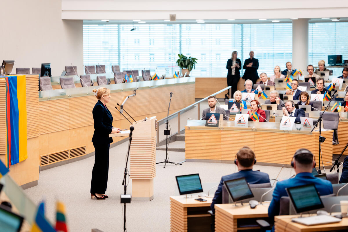 Klöckner, Julia Bundestagspräsidentin Julia Klöckner (l), CDU/CSU, MdB, reist nach Estland und Litauen. Hier in Litauen während ihrer Rede vor der Seimas, dem litauischen Parlament.