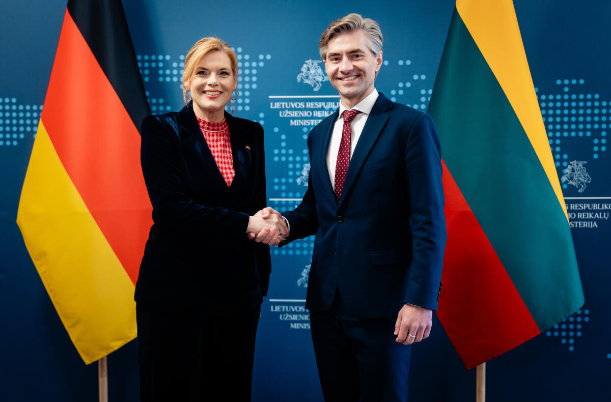 Klöckner, Julia Bundestagspräsidentin Julia Klöckner (l), CDU/CSU, MdB, reist nach Estland und Litauen. Hier in Litauen mit dem Außenminister der Republik Litauen Kęstutis Budrys (r).