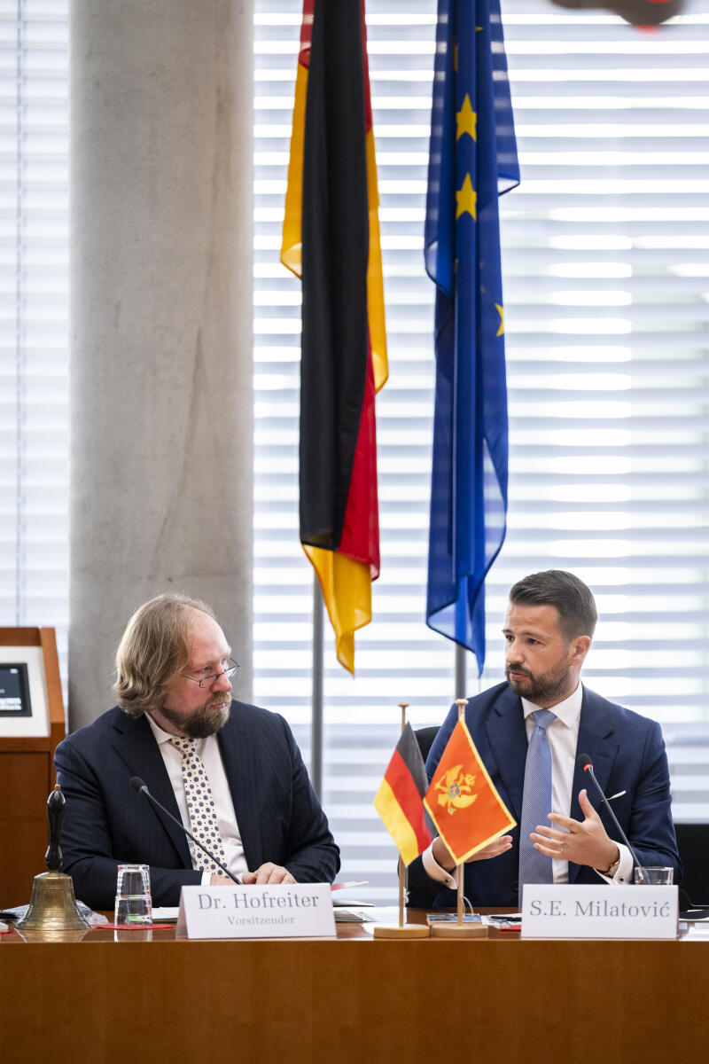 Hofreiter, Anton; Milatović, Jakov Ausschussvorsitzender Dr. Anton Hofreiter, MdB, Die Grünen, begrüßt den Präsidenten von Montenegro, S.E. Jakov Milatović im Ausschusses für die Angelegenheiten der Europäischen Union zu einem Gespräch.