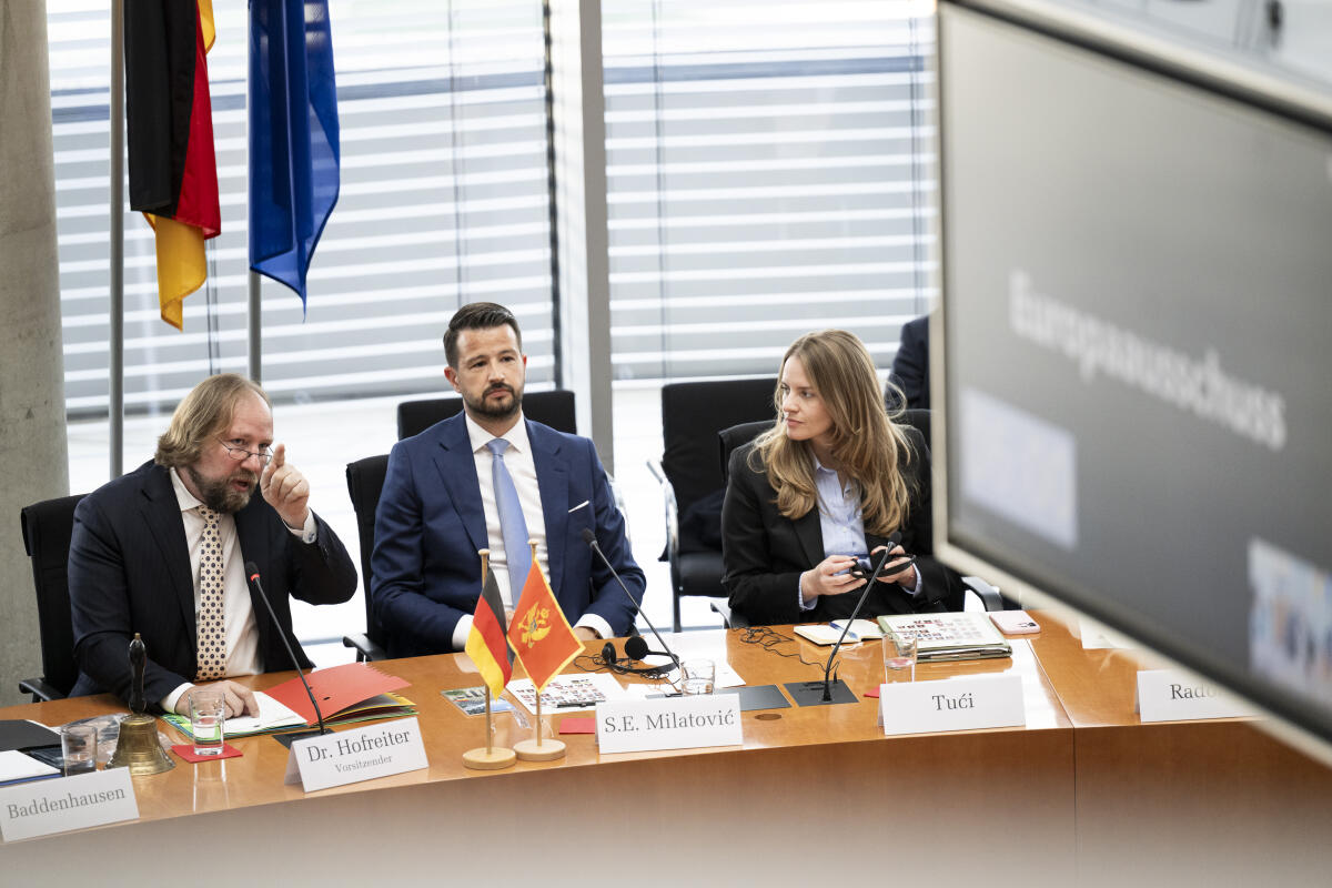 Hofreiter, Anton; Milatović, Jakov Ausschussvorsitzender Dr. Anton Hofreiter, MdB, Die Grünen, begrüßt den Präsidenten von Montenegro, S.E. Jakov Milatović im Ausschusses für die Angelegenheiten der Europäischen Union zu einem Gespräch.