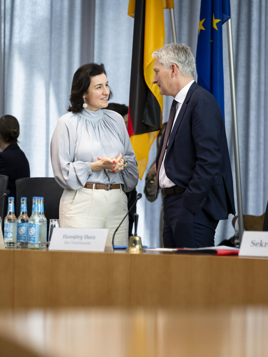 Bär, Dorothee; Durz, Hansjörg Bundesministerin Dorothee Bär im Gespräch mit Hansjörg Durz, Vorsitzender des Ausschusses für Digitales und Staatsmodernisierung vor einem Gespräch zum Thema Staatsmodernisierung sowie zu den digitalpolitischen Vorhaben des Bundesministeriums für Forschung, Technologie und Raumfahrt.
