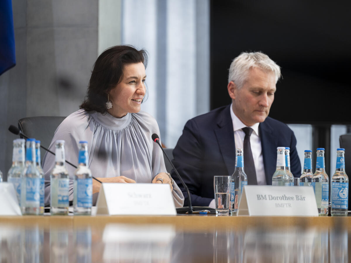 Bär, Dorothee; Durz, Hansjörg Bundesministerin Dorothee Bär (li.) als Gast im Ausschuss für Digitales und Staatsmodernisierung zum Thema Staatsmodernisierung sowie zu den digitalpolitischen Vorhaben des Bundesministeriums für Forschung, Technologie und Raumfahrt. Rechts Ausschussvorsitzender Hansjörg Durz.