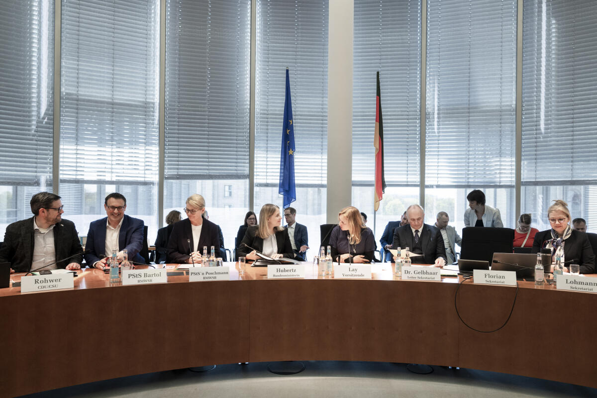 Hubertz, Verena; Lay, Caren Gespräch mit Verena Hubertz, MdB, SPD, Bundesministerin für Wohnen, Stadtentwicklung und Bauwesen im Ausschuss für Wohnen, Stadtentwicklung, Bauwesen und Kommunen