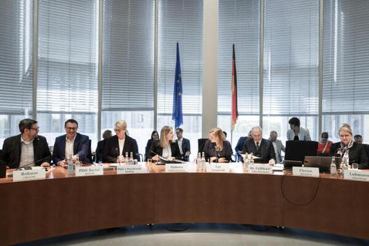 Hubertz, Verena; Lay, Caren Marie-Elisabeth-Lüders-Haus, Anhörungssaal