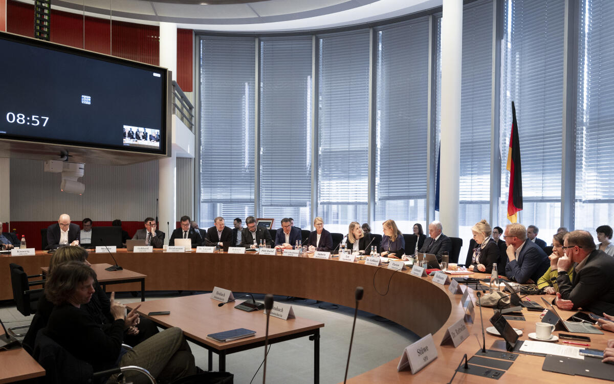 Hubertz, Verena; Lay, Caren Gespräch mit Verena Hubertz, MdB, SPD, Bundesministerin für Wohnen, Stadtentwicklung und Bauwesen im Ausschuss für Wohnen, Stadtentwicklung, Bauwesen und Kommunen